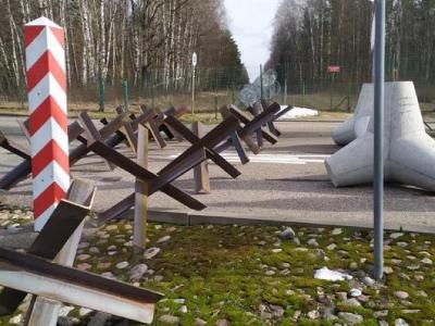Poland installs anti-tank hedgehogs on border with Russia