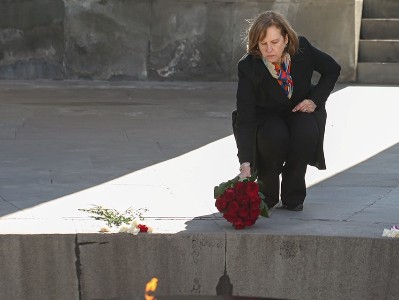 Newly appointed U.S. Ambassador to Armenia honors Armenian Genocide victims