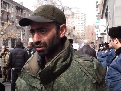 Жильцы бывшего здания МО Армении провели акцию протеста и потребовали встречи с властями