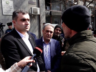 Представитель Комитета госдоходов встретился с жильцами бывшего здания Минобороны Армении
