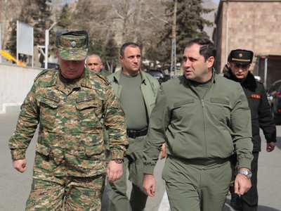 Սուրեն Պապիկյանը ճաշել է ժամկետային զինծառայողների հետ (ֆոտո)