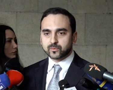 Разъяснение Авиняна: Почему на переднем плане не мэр Еревана, а его заместитель?