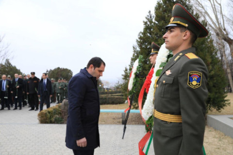 Վազգեն Սարգսյանի ծննդյան 64-րդ տարեդարձի Սուրեն Պապիկյանը զինվորականների ուղեկցությամբ այցելել է Եռաբլուր