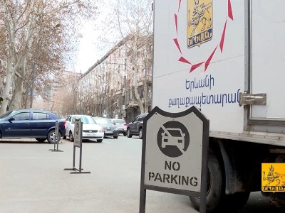 «Կոտրած աթոռներ, բանջարեղենի արկղեր». Երեւանում հեռացնում են ապօրինի տեղադրված կանգնակները