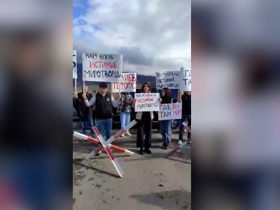 Группа граждан в Арцахе перекрыла главный вход на базу российских миротворцев