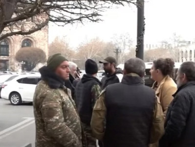 Жильцы бывшего здания Министерства обороны Армении собрались у здания Правительства
