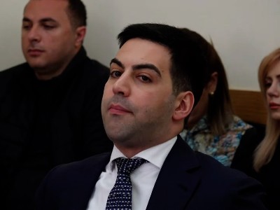 ՊԵԿ նախագահը ծամոն է ծամում ԱԺ հանձնաժողովի նիստում
