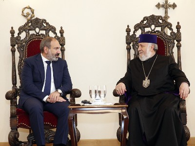 Մայր Աթոռի հետ ջրերը նույն առվով չեն կարող հոսել, որովհետեւ դրանք տարբեր առուներ են. Փաշինյան