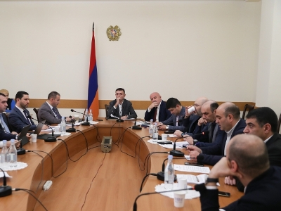 В парламенте Армении во время заседания постоянной комиссии возникла потасовка