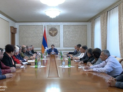 Արցախի նախագահը Հանրային խորհրդի անդամների հետ քննարկել է երկրում ստեղծված ներքաղաքական վիճակը