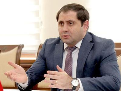 СМИ: Министр обороны после смены власти купил две квартиры
