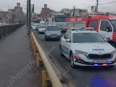 Պարեկներն ու փրկարարները կանխել են տղամարդու ինքնասպանության փորձը, ով անցել էր Կիևյան կամրջի վտանգավոր եզրագիծը