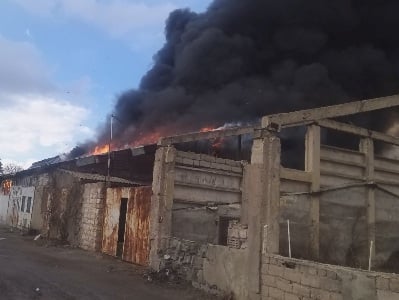 В Ванадзоре спасатели потушили пожар, вспыхнувший в цехе по производству пенопласта