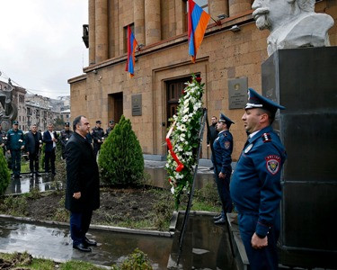Ներքին գործերի նախարարը հարգանքի տուրք է մատուցել Արամ Մանուկյանի հիշատակին