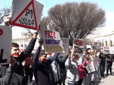 «Свободный и сильный Карабах»: Молодые члены АРФ Дашнакцутюн проводят акцию протеста в Ереване