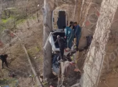 В Сюникской области машина упала в ущелье и оказалась между бетонным забором и деревом: есть погибший