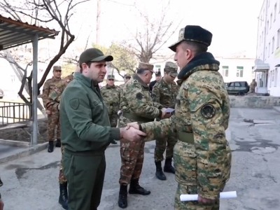 Сурен Папикян подарил демобилизованным солдатам часы