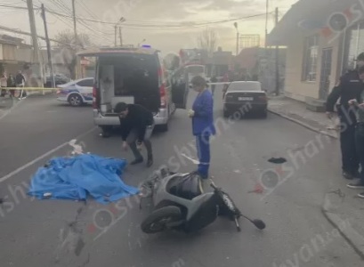 В результате столкновения легкового автомобиля и мопеда в Ереване погибли два человека
