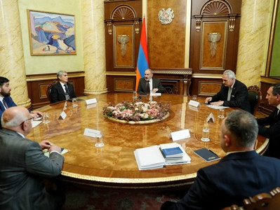 Премьер-министр провел встречу с руководителями внепарламентских политических сил