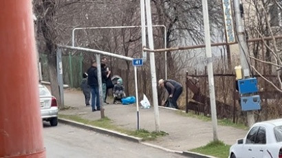 Никол Пашинян занимается уборкой мусора в Дилижане