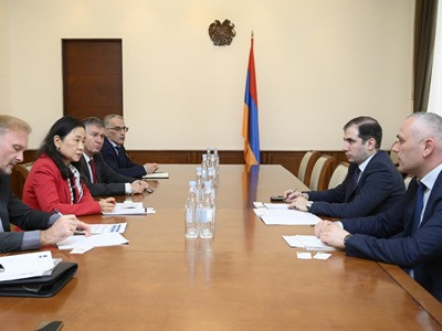 Ֆինանսների փոխնախարարը ԱԶԲ գործընկերների հետ քննարկել է բանկի հետ իրականացվող ընթացիկ ծրագրերը