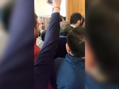В интернете появилось видео, как правоохранители выводят из здания парламента депутата Мгера Саакяна