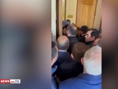 «Էս ա ձեր ոստիկանության դեմքը». ինչպես են Մհեր Սահակյանին քաշքշելով տանում