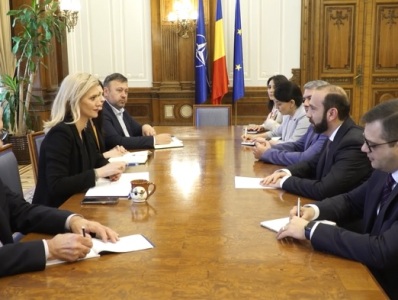 Ararat Mirzoyan meets with Romania Senate acting speaker, they discuss Armenia-Azerbaijan relations