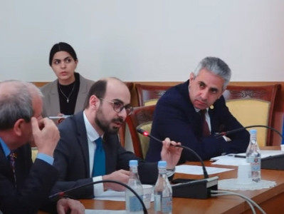 Внеочередное заседание одной из комиссий парламента проходит в крайне напряженной обстановке 