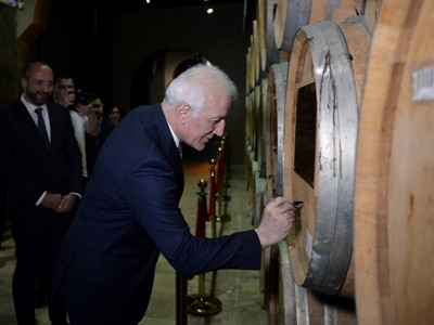 Президент Ваагн Хачатурян посетил Ереванский коньячный завод