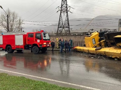 В Армении столкнулись пассажирский «Газель» и подъемный крана, есть пострадавшие