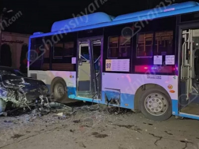 В Ереване столкнулись легковой автомобиль и автобус: пострадавшие доставлены в больницу