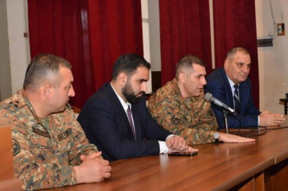 Начальник Военного университета и помощник министра обороны Армении встретились с выпускниками школ Гегаркуника