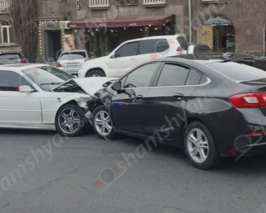 Կորյուն և Չարենց փողոցների խաչմերուկում ճակատ-ճակատի բախվել են BMW-ն ու Chevrolet-ն․ shamshyan.com