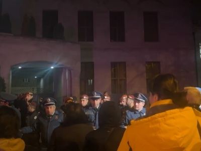 К месту проведения акции протеста родителей погибших военнослужащих стянуты крупные силы полиции