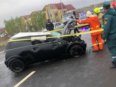 В Ереване «Mini Cooper» выехал с проезжей части и опрокинулся