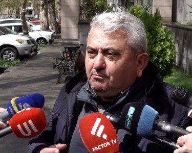 Аргишти Кярамян в окружении большого числа полицейских прорвался через группу родителей погибших солдат
