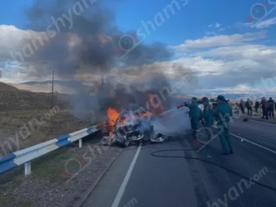 ДТП в Армении: «Mercedes-Benz» сгорел, а водитель «Нивы» скончался на месте