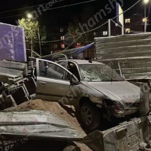 Երևանում Opel-ը բախվել նոր կառուցվող էլիտար շենքի պաշտպանիչ թիթեղներին, գովազդային պաստառին ու հայտնվել շինհրապարակում