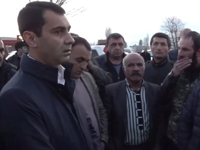 Губернатор Гегаркуникской области прибыл на встречу к перекрывшим дорогу родителям погибших военнослужащих