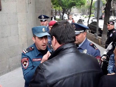 В Ереване между участниками акции протеста и полицейскими  произошла словесная перепалка