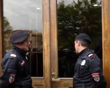 Восемь жителей квартала Фирдоуси проводят встречу в Правительстве Армении
