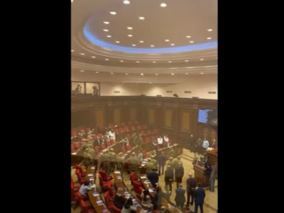 Депутаты от партии Пашиняна и парламентской оппозиции вновь «поцапались»