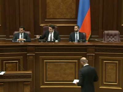 Оппозиция покинула зал заседаний парламента
