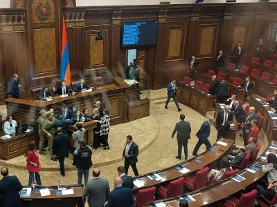 Միջադեպի ժամանակ Փաշինյանը թիկնապահների ուղեկցությամբ հապշտապ հեռանում է դահլիճից