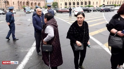 Родители погибших при пожаре военнослужащих заблокировали проспект в центре Ереване