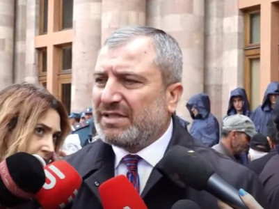 Пашинян покинул здание Правительства, не встретившись с родственниками погибших военнослужащих