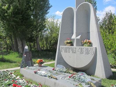 В военном пантеоне «Ераблур» между полицией и азербайджанцем произошел инцидент