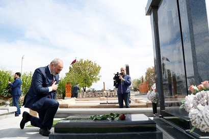 Armenian PM Pashinyan visits memorial