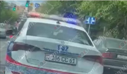 В Ереване патрульный врезался в автомобиль Suzuki женщины-водителя и скрылся с места происшествия